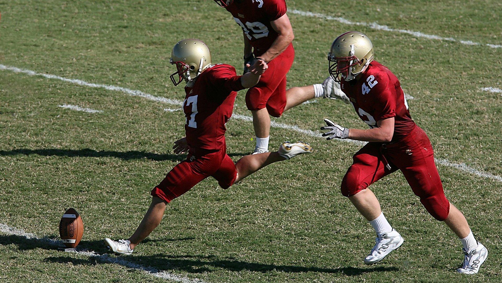 利物浦欧冠主场1-4溃败,安菲尔德再演悲剧,斯洛特三战丢十球帅位告急